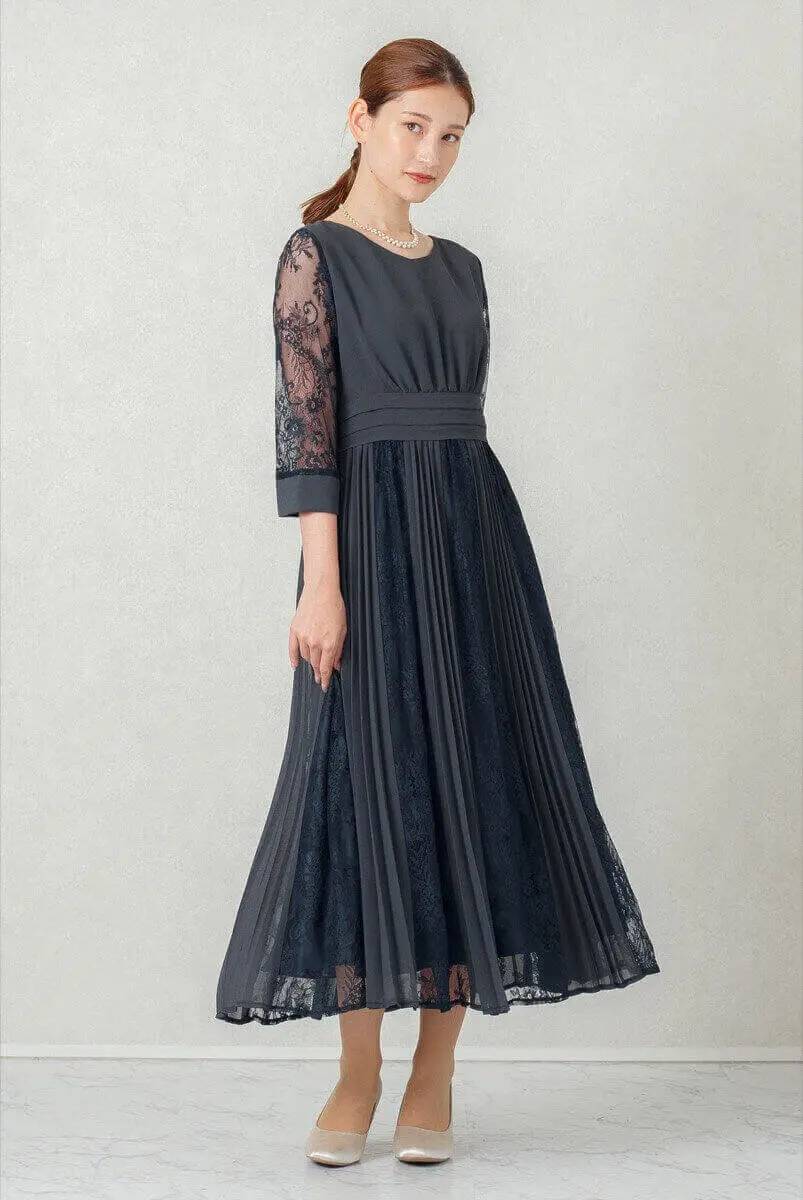 黒のプリーツロングドレス、お呼ばれドレス